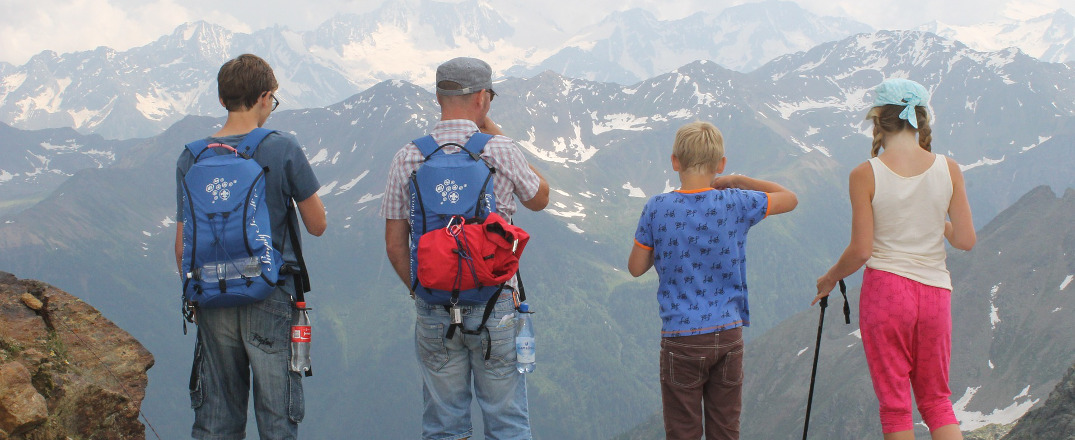 Giovani e famiglie in montagna sulle Alpi Orobie