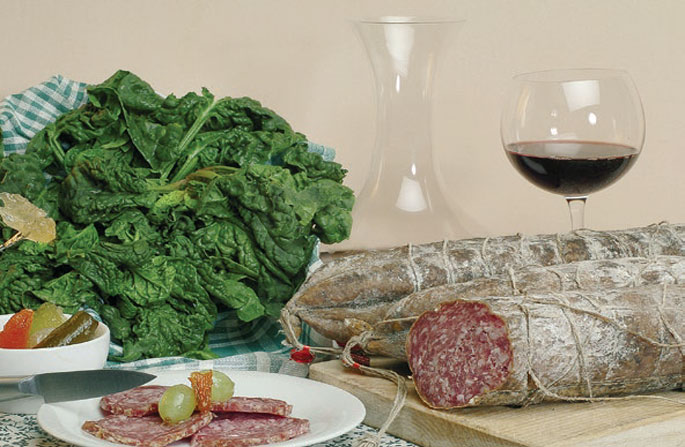 immagine di salame tipico su tagliere 