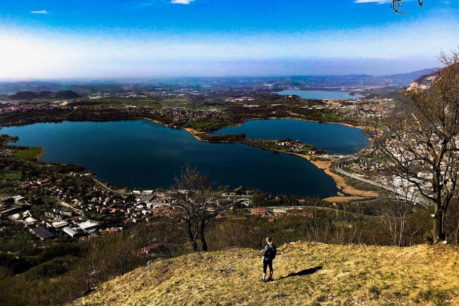 Una veduta dall'alto del lago di Alserio (CO)