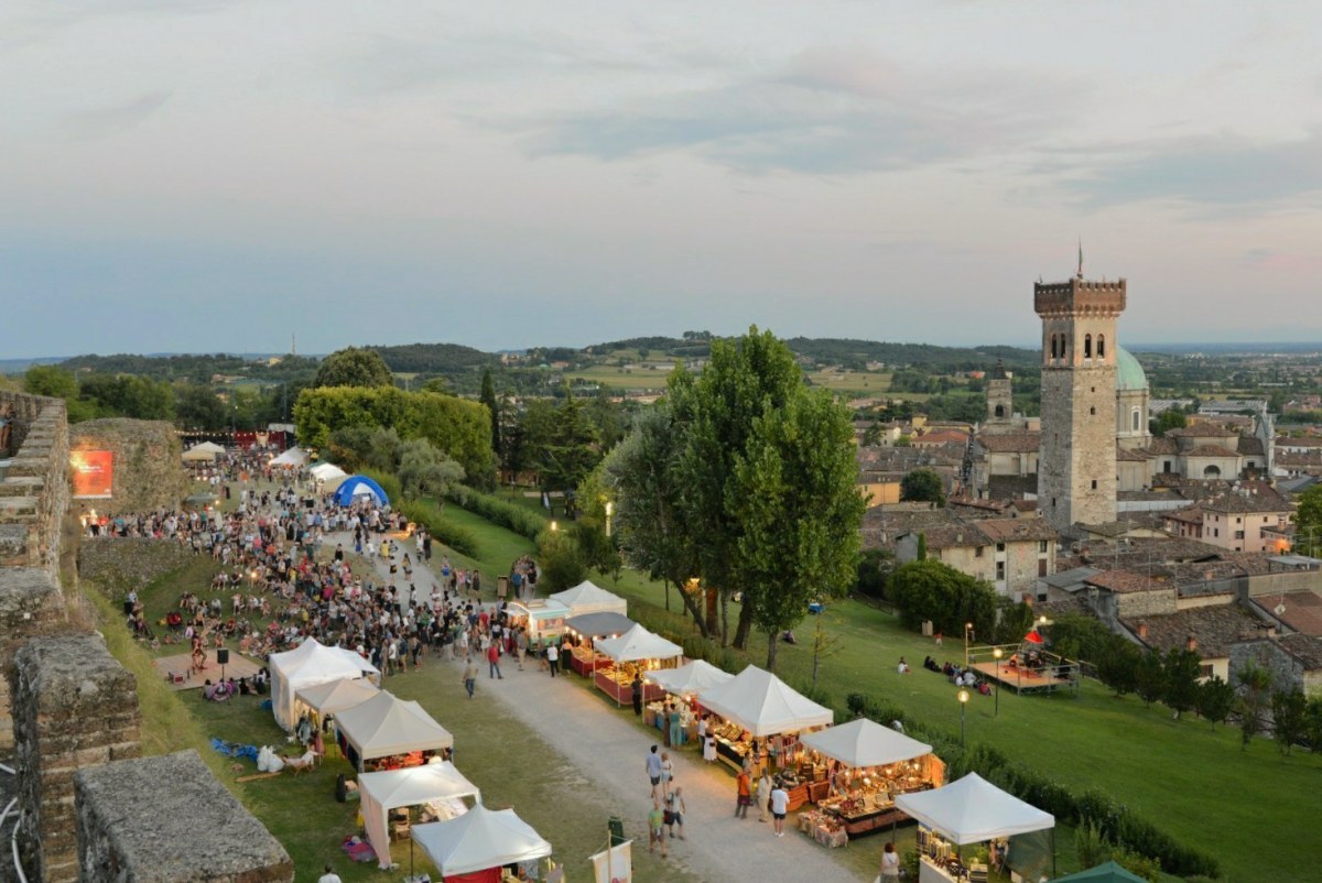Una veduta notturna di Lonato del Garda
